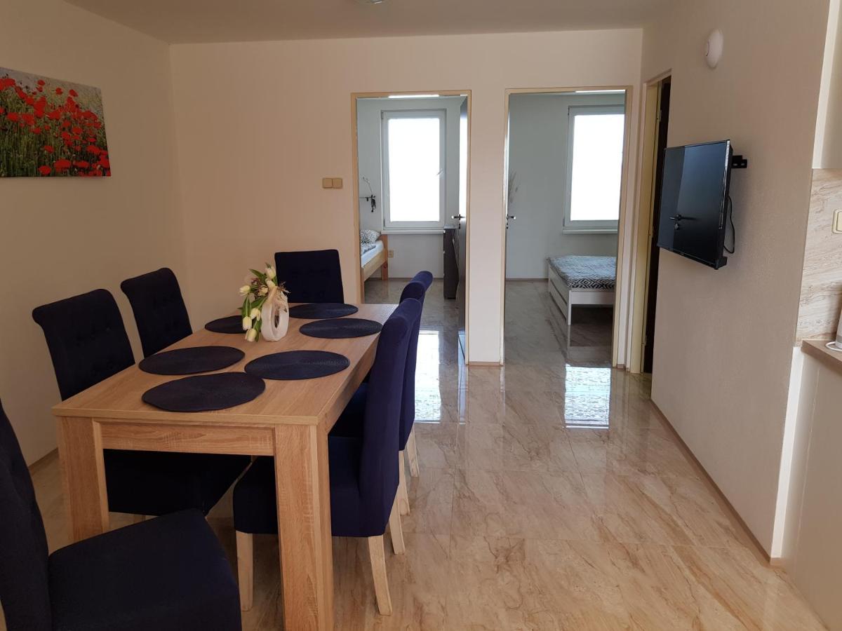 Apartman S Vinnym Sklepem Viktorie Pouzdrany Luaran gambar