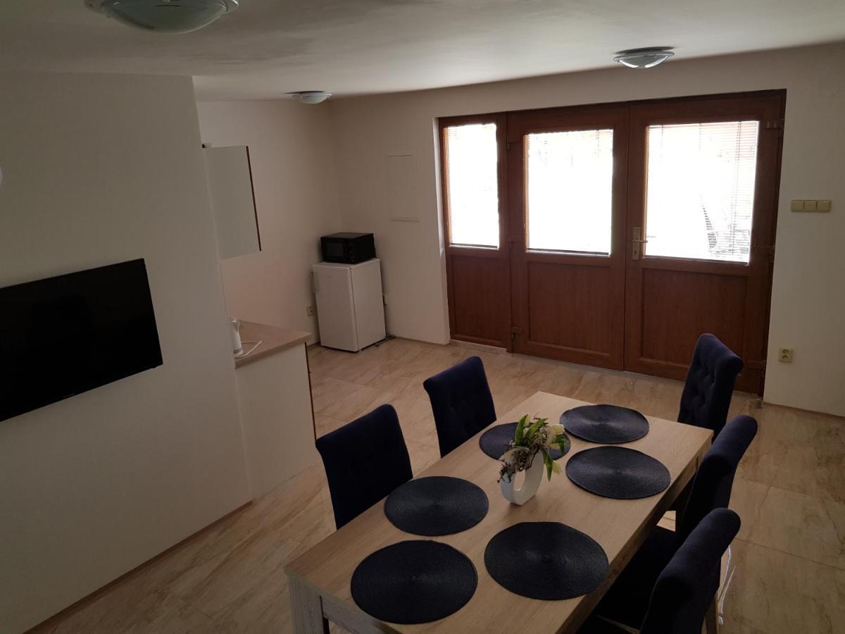 Apartman S Vinnym Sklepem Viktorie Pouzdrany Luaran gambar