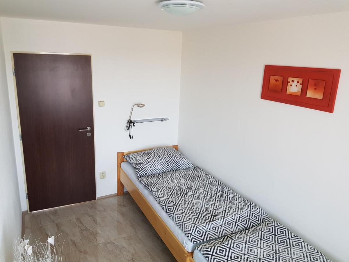Apartman S Vinnym Sklepem Viktorie Pouzdrany Luaran gambar