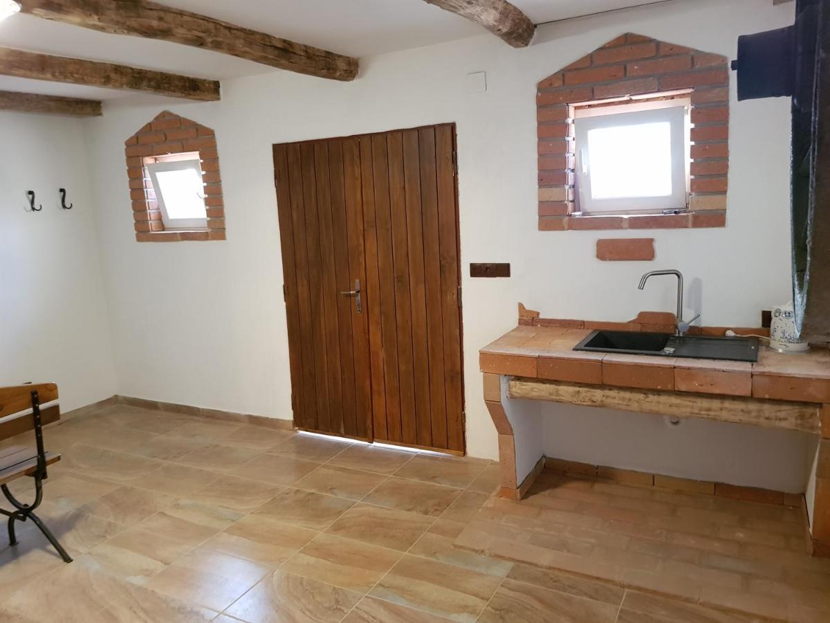 Apartman S Vinnym Sklepem Viktorie Pouzdrany Luaran gambar