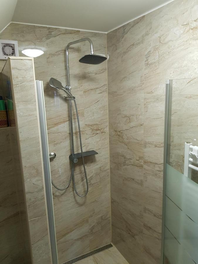 Apartman S Vinnym Sklepem Viktorie Pouzdrany Luaran gambar
