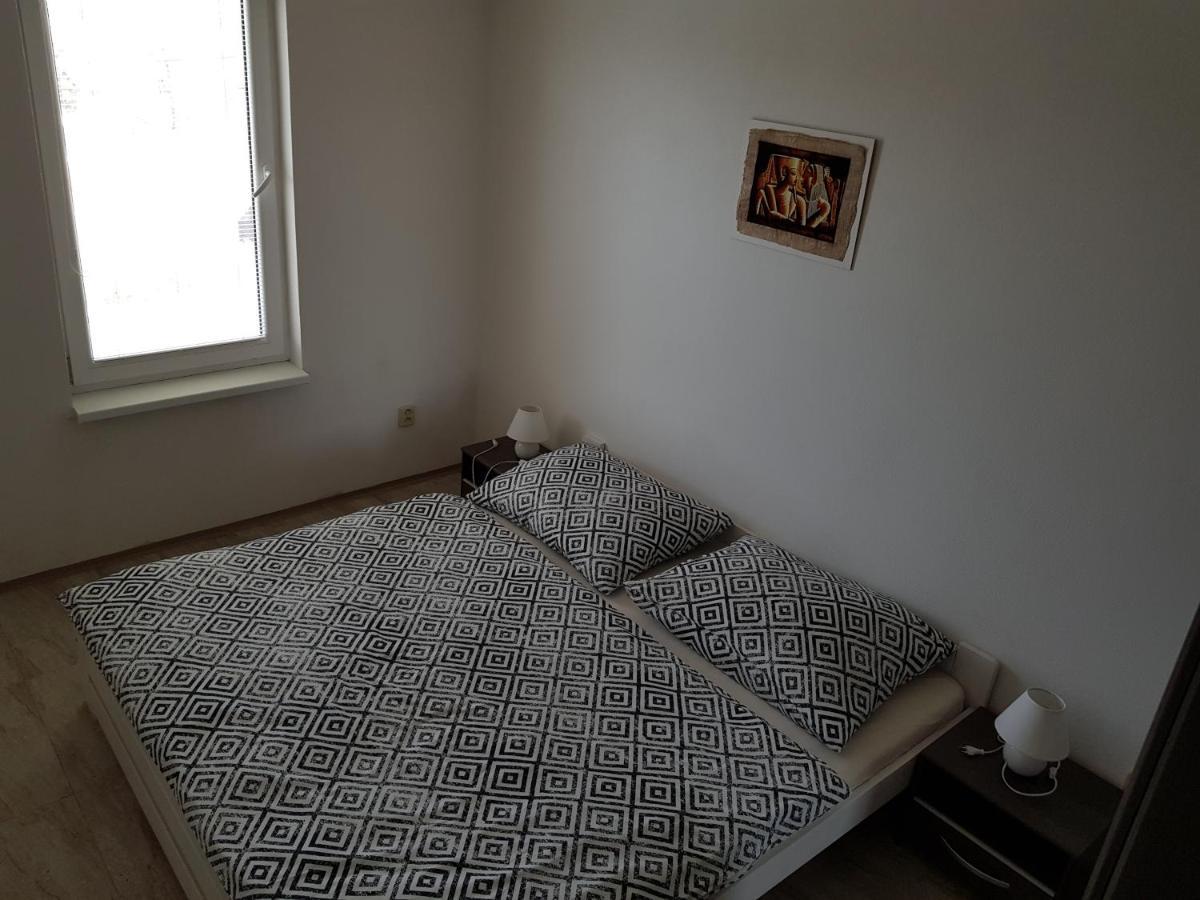 Apartman S Vinnym Sklepem Viktorie Pouzdrany Luaran gambar