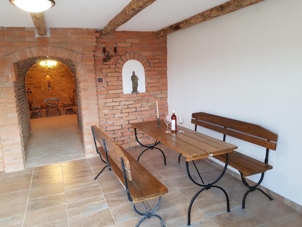 Apartman S Vinnym Sklepem Viktorie Pouzdrany Luaran gambar