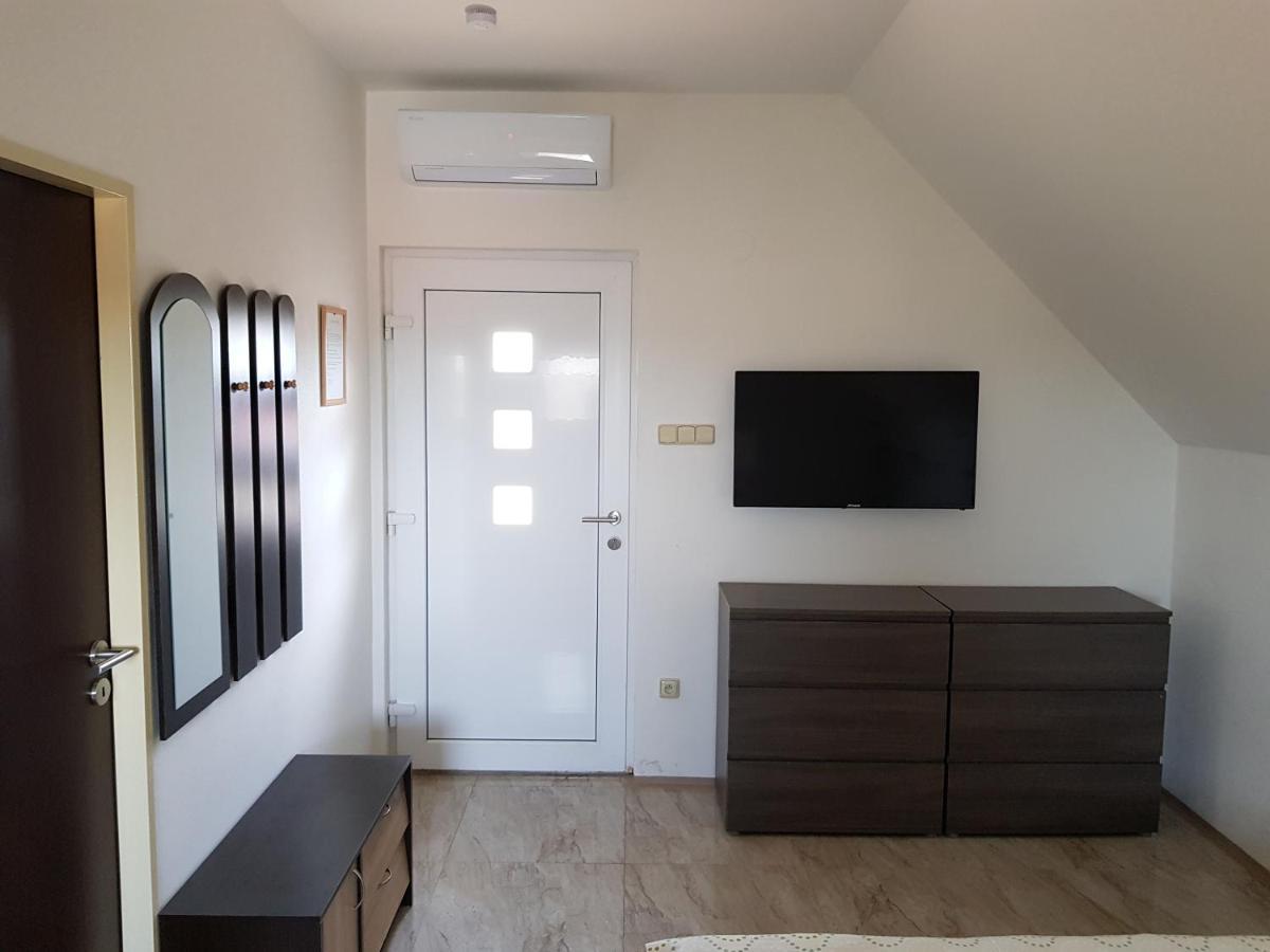 Apartman S Vinnym Sklepem Viktorie Pouzdrany Luaran gambar